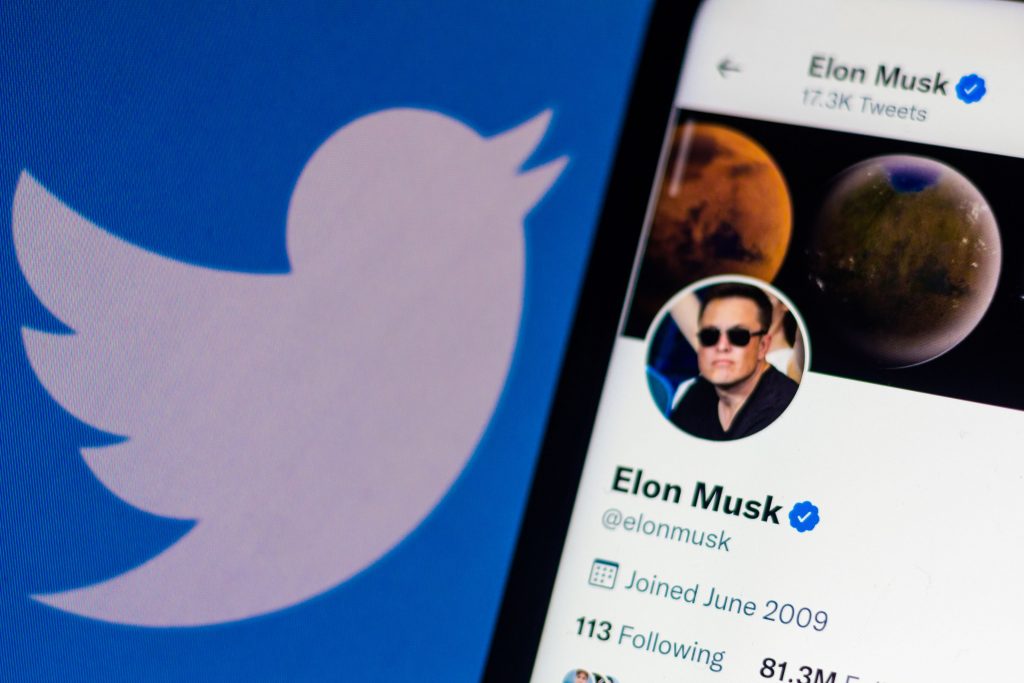 Musk susține că eticheta albastră de la Twitter ar putea fi reintrodusă la sfârșitul săptămânii viitoare