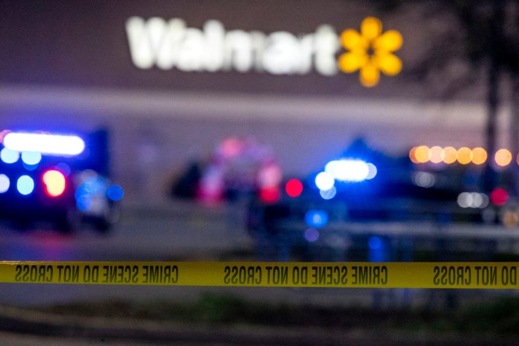 Un bărbat înarmat a lansat un schimb de focuri mortal la un magazin Walmart din SUA. Șapte persoane au fost ucise