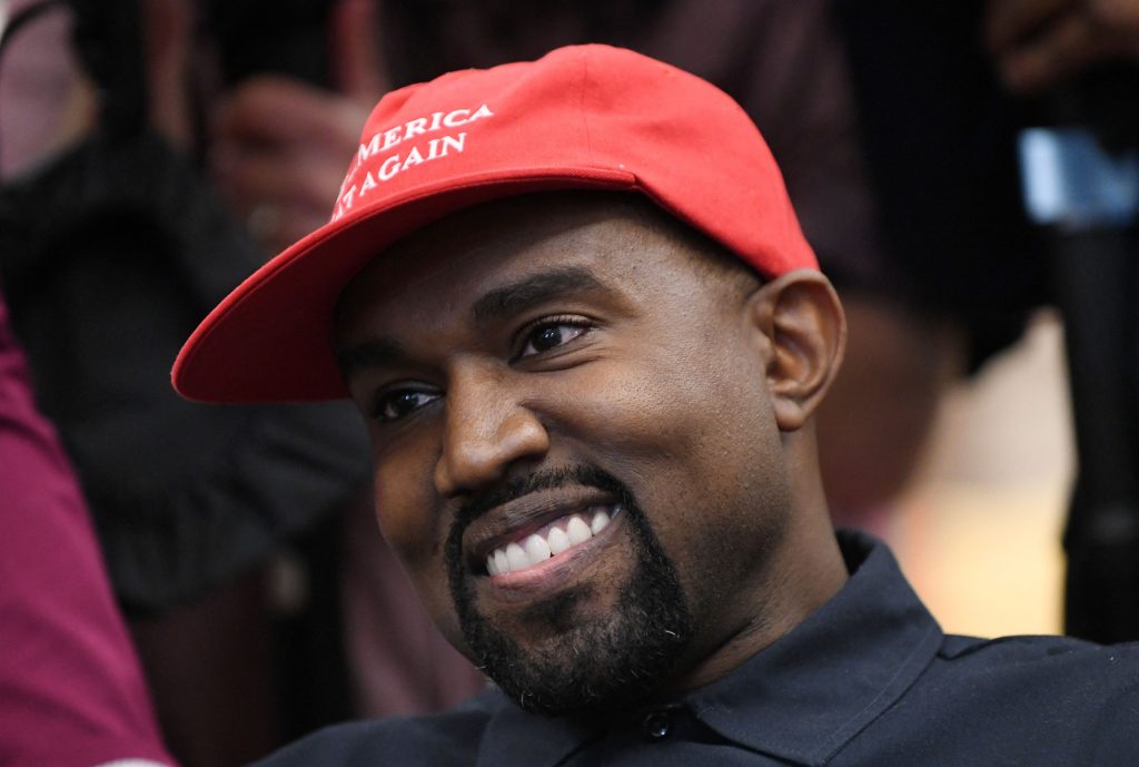 „Yeezy Come, Yeezy Go”: Un studio din Londra îți îndepărtează gratuit tatuajul cu Kanye West
