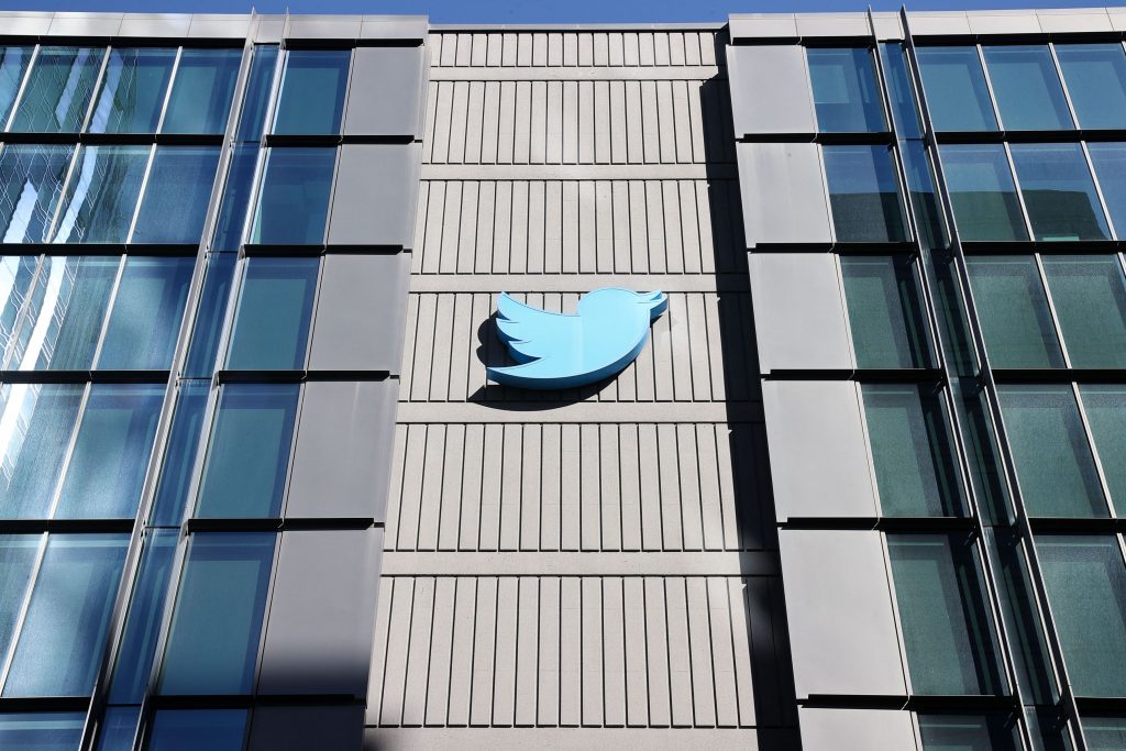 Într-un nou proces, compania Twitter este acuzată că a vizat femeile în concedieri
