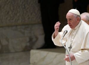 VIDEO. Amintiți-vă de cei obosiți de război și de cei săraci, îndeamnă Papa în ajunul Crăciunului