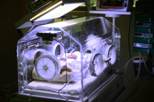 O mamă a dat naștere unor gemeni uniți, cu două capete, patru brațe și două picioare. Medicii nu cred că îi vor putea separa vreodată