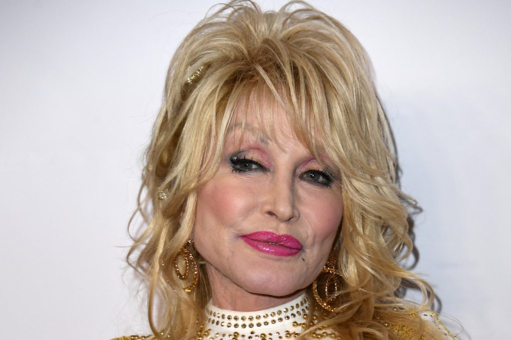 Dolly Parton vrea să dezvăluie cântecul de Crăciun pe care l-a ținut secret