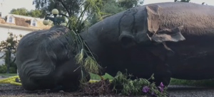 Mesaj vechi de o sută de ani în sticlă, descoperit sub statuia răsturnată a Reginei Victoria. Ce scria în el?