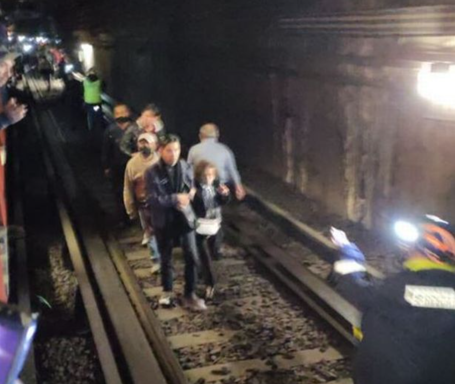 Accident feroviar îngrozitor soldat cu un mort, 4 persoane blocate și 10 răniți