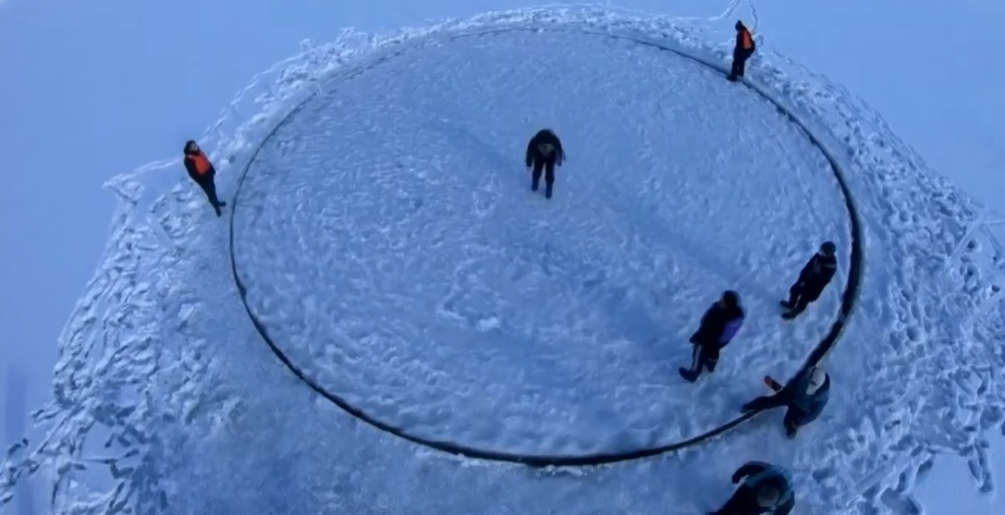 Experimentați iarna: Carusel pe gheața unui lac din Japonia