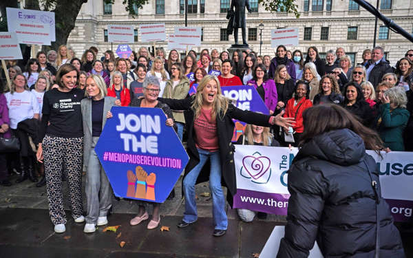Guvernul Marii Britanii respinge cererea pentru un concediu de menopauză deoarece ar putea cauza discriminare împotriva bărbaților