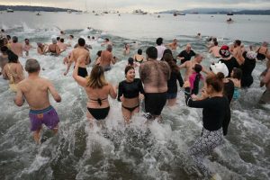 VIDEO. În prima zi a noului an, mii de oameni s-au adunat în orașul balnear Scheveningen pentru a face scufundări