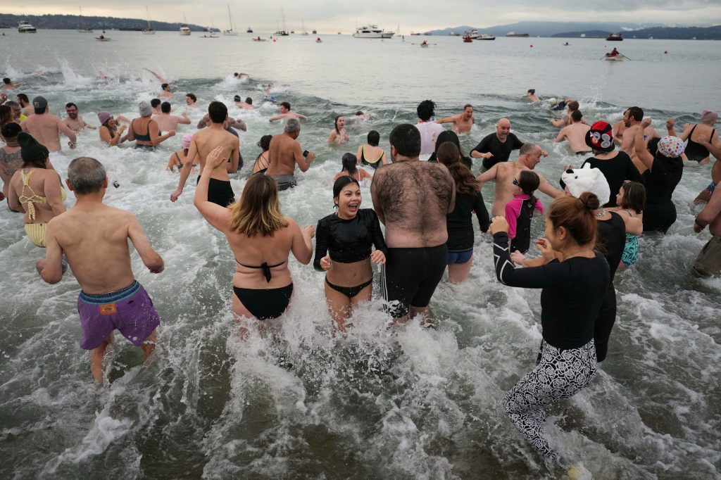 VIDEO. În prima zi a noului an, mii de oameni s-au adunat în orașul balnear Scheveningen pentru a face scufundări