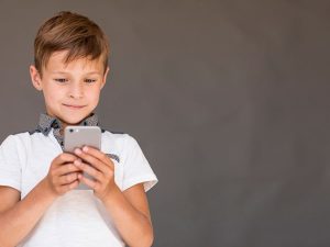 La ce vârstă trebuie să-i dai copilului tău primul telefon? Experții spun care este perioada potrivită