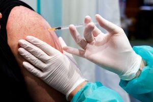 STUDIU. Vaccinurile anti-COVID-19: Cât de eficiente sunt împotriva formelor severe?