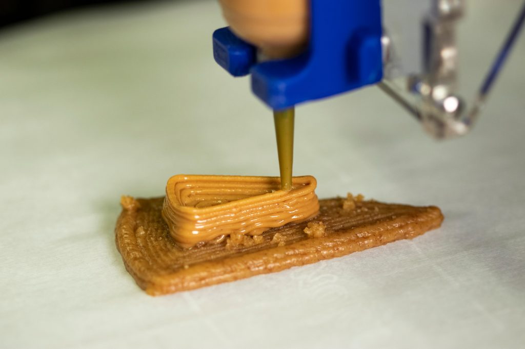 Cum te ajută tehnologia în bucătărie? O imprimantă 3D a creat un desert din 7 ingrediente