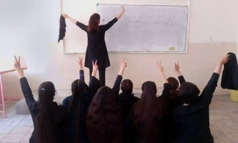 Iranul investighează otrăvirea a sute de eleve cu gaz toxic