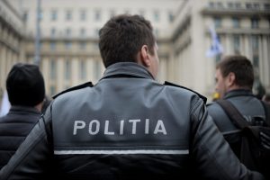 Ofițeri de poliție în special: De ce femeile sunt  atât de atrase de bărbații în uniformă?