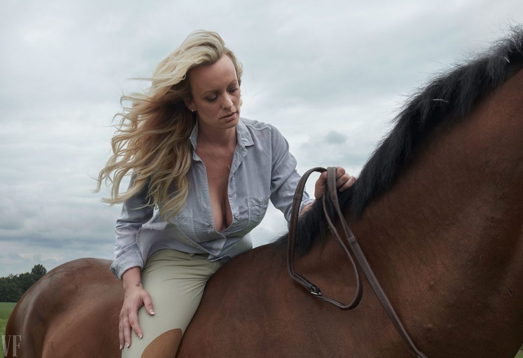 Stormy Daniels a aflat vestea inculpării lui Donald Trump în timp ce își călărea calul, numit Redemption