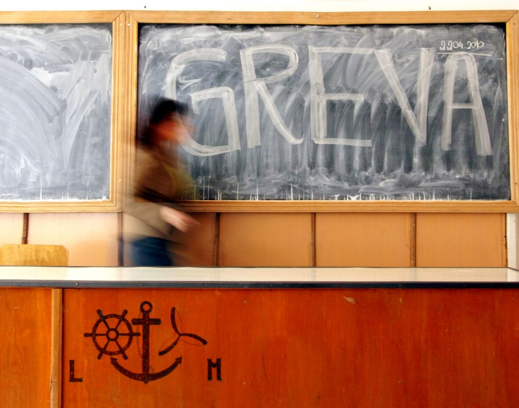 Grevă de avertisment în învățământ, între orele 11:00 și 13:00. Sindicaliștii amenință cu greva generală, prima după 18 ani