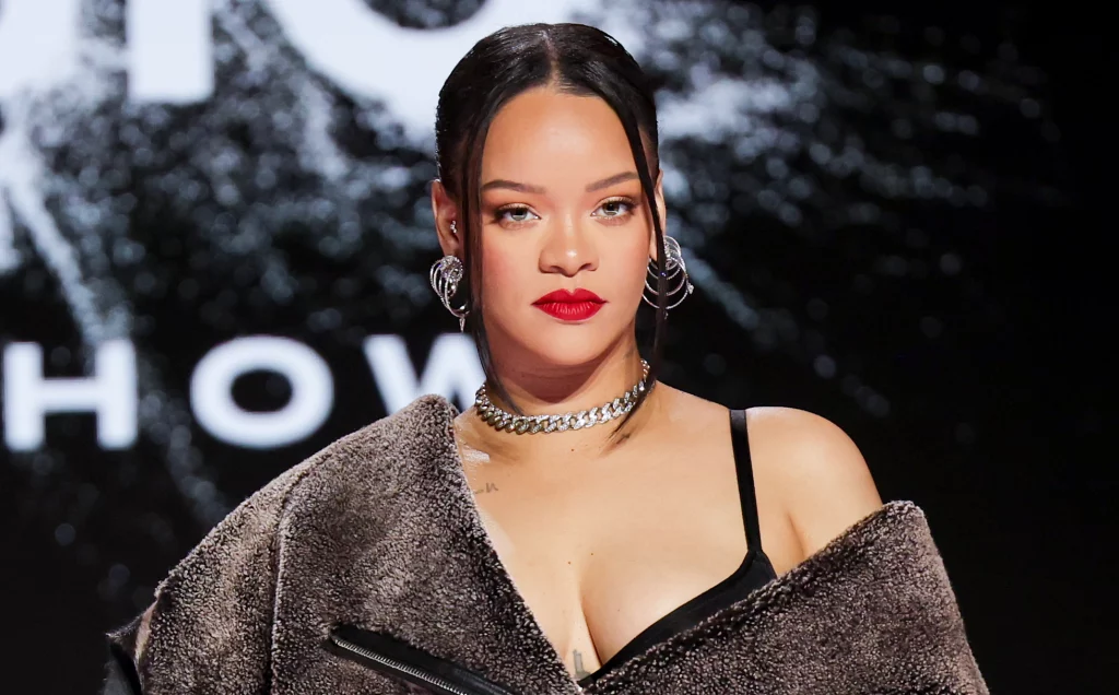 FOTO. Rihanna celebrează „magia” de a fi mamă, afișându-și burtica neacoperită în niște fotografii din timpul sarcinii