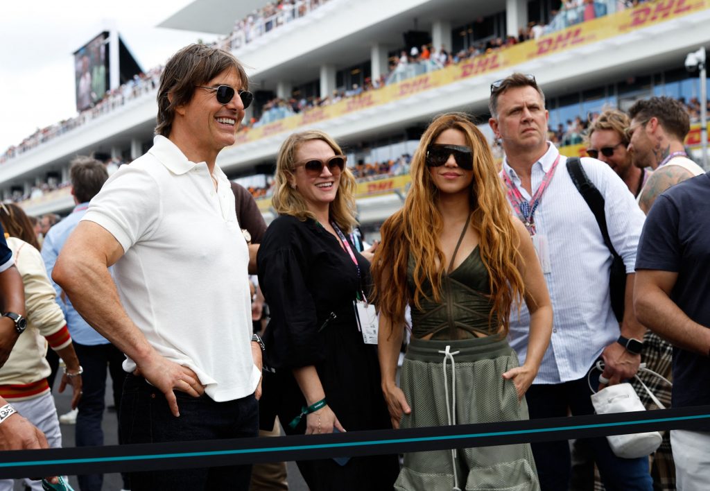 Tom Cruise este foarte interesat de o relație cu Shakira. Actorul de la Hollywood i-ar fi trimis cântăreței flori