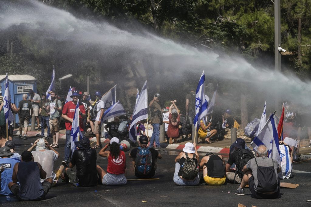 VIDEO Zi decisivă în Israel, protestarii blochează accesul în Parlament, sunt închise drumuri, benzinării și mall-uri. Joe Biden cere amânarea reformei Justiției