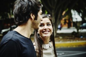 Din floare-n floare ca o albinuță. De ce nu e bine să te grăbești să intri într-o relație