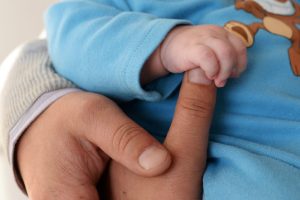 Avem o țară afară. Câți copii români vin pe lume în străinătate