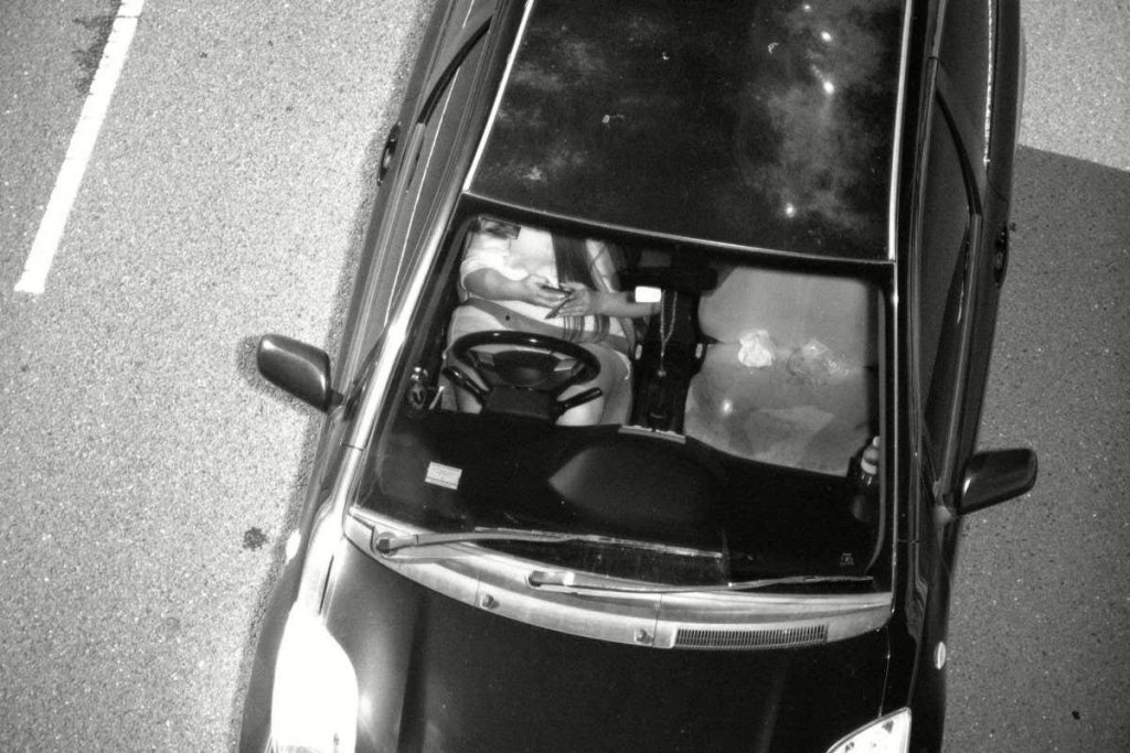 Poliția din Marea Britanie folosește inteligența artificială pentru a depista șoferii care stau pe telefon. Câți a reușit să prindă în doar cinci zile