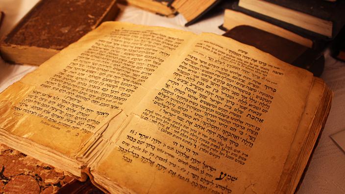 Biblia și Tora, arse în fața ambasadei Israelului din Stockholm. De ce a autorizat poliția protestul