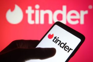 STUDIU. Aproape două treimi dintre utilizatorii Tinder sunt deja într-o relație. Aplicațiile de dating au devenit surse de divertisment