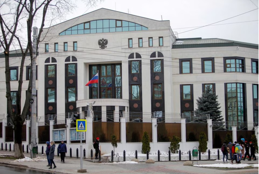 Ambasada Rusiei în Moldova își suspendă serviciile consulare, după expulzarea diplomaților ruși. MAE Rep. Moldova: Vrem pur și simplu să păstrăm paritatea