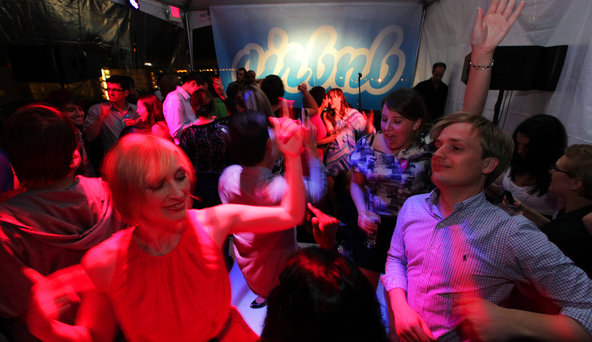 Un angajat Google de 27 de ani a devenit Gatsby de pe Silicon Valley. Cine e omul care organizează cele mai tari petreceri