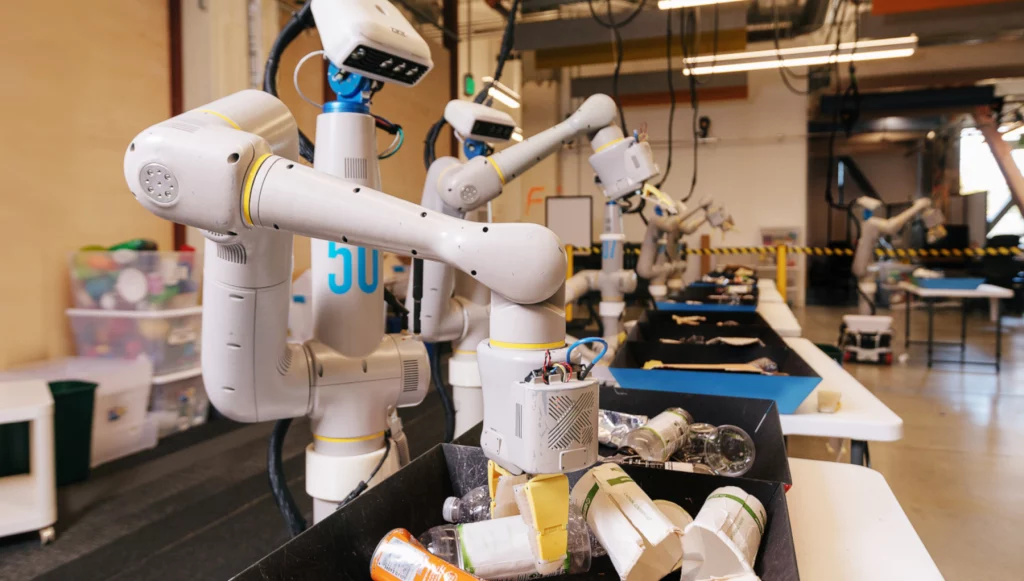 Robotics Transformer 2, noul model de inteligență artificială care îi învață pe roboți să ducă gunoiul