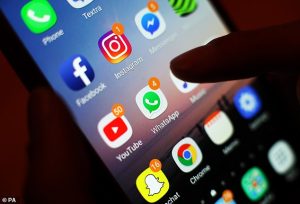 O aplicație îți fură datele din mesajele de pe Whatsapp si de pe Facebook. Cum să te protejezi?