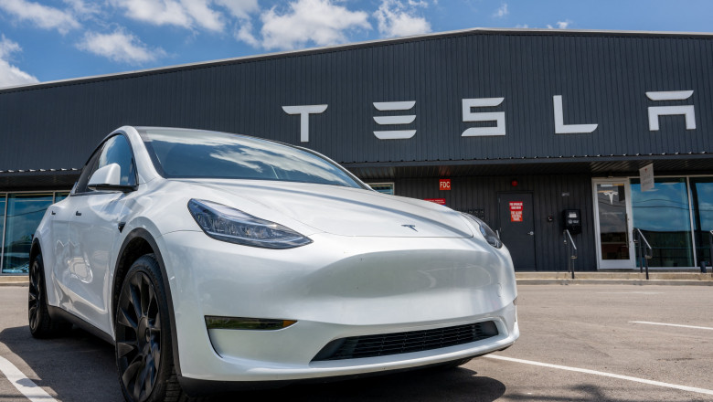 Tesla, anchetată: Aproximativ 300.000 de mașini are avea probleme cu direcția. Ce fac rivalii companiei