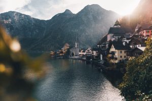 Încă un oraș european este victima propriului succes. Hallstatt vrea să limiteze numărul de vizitatori