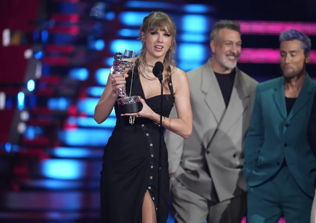 Taylor Swift a dominat MTV Video Music Awards 2023. Artista a luat acasă 9 premii