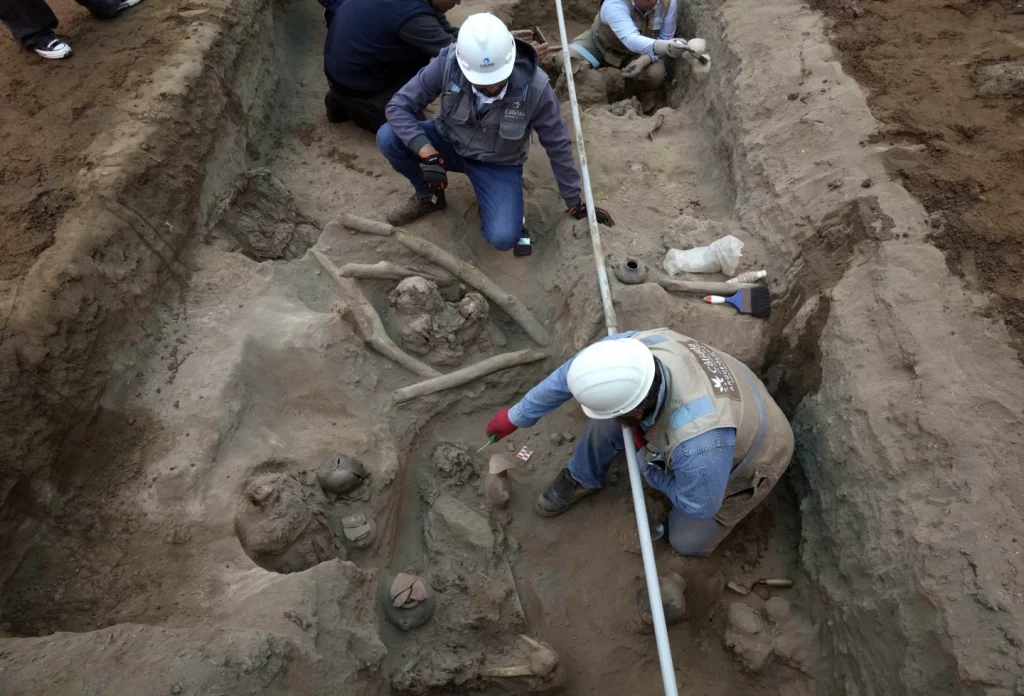 FOTO- Peru: Muncitorii descoperă opt mumii și obiecte pre-Inca