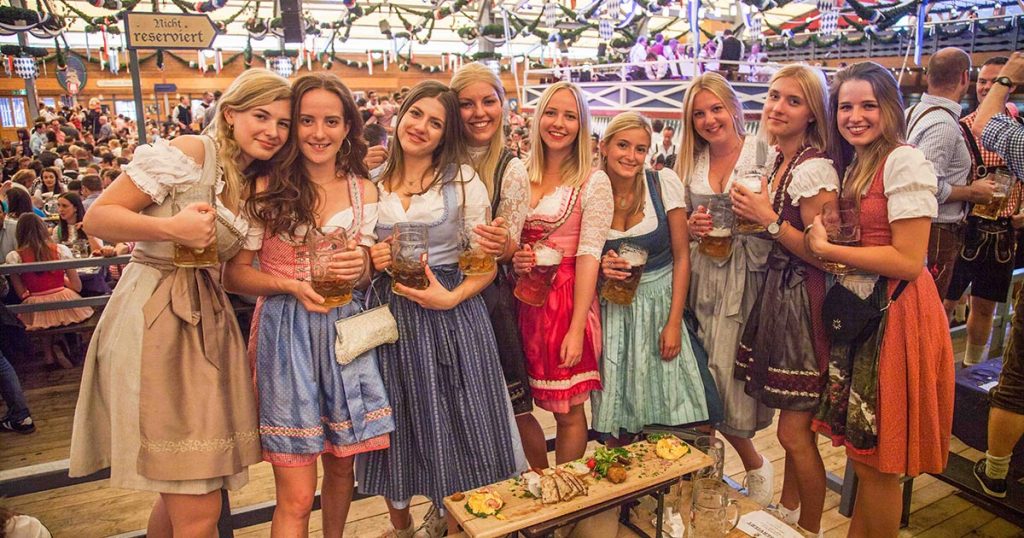 Problemele de la Oktoberfest continuă. Nemții consideră că hainele purtate la festival nu mai respectă tradiția
