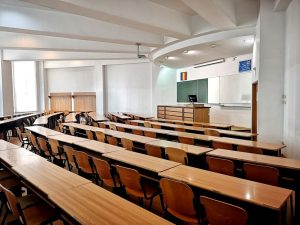 300 000 de studenți încep astăzi facultatea/ Expert în educație: Universitatea ne pregătește, dar nu neapărat pentru piața muncii