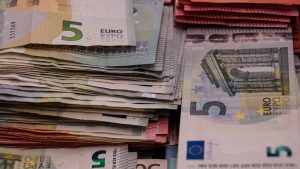 Franța propune un impozit global pe averea bogaților. Acesta ar aduce Europei 40 de miliarde de euro, arată un studiu