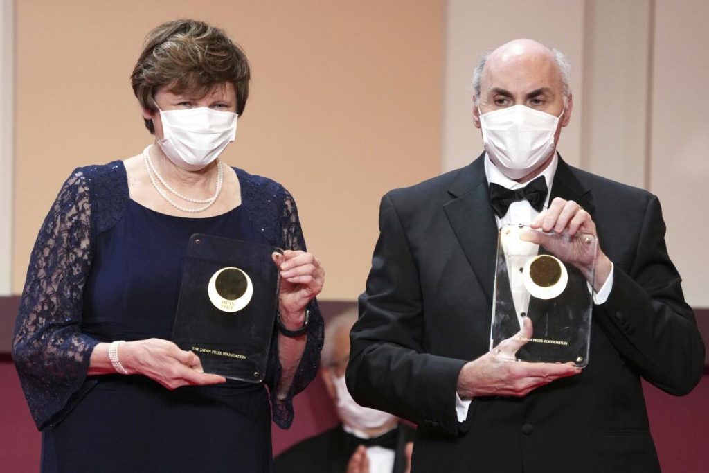 Premiul Nobel pentru medicină merge la oamenii de știință din spatele vaccinurilor cu ARNm Covid
