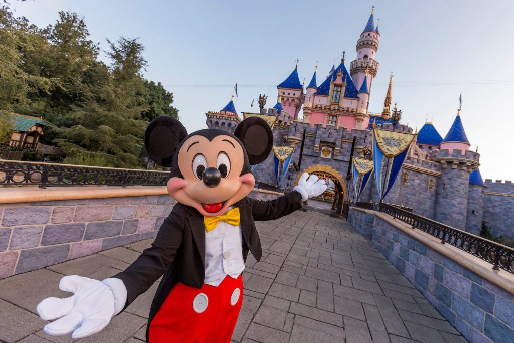 Parlamentul lui Mickey Mouse? Un tren cu eurodeputați a ajuns la Disneyland, după ce a greșit drumul spre Strasbourg