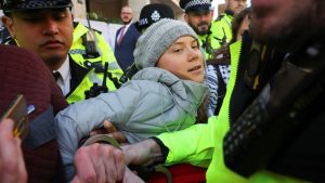 Greta Thunberg a fost reținută în timpul unui protest Fossil Free London, după ce s-a alăturat altor activiști în fața hotelului InterContinental