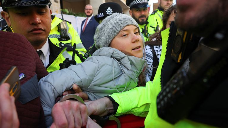 Greta Thunberg a fost reținută în timpul unui protest Fossil Free London, după ce s-a alăturat altor activiști în fața hotelului InterContinental
