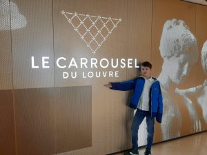 Dragoș Mihai Dobocan are 10 ani și a expus 150 de creații la Luvru. Micul artist va prezenta lucrările în toate colțurile lumii