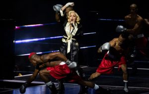 Madonna a adus un tribut israelienilor și palestinienilor la începutul turneului mondial pe O2 Arena din Londra: „Îmi frânge inima să văd copii și bătrâni suferind”