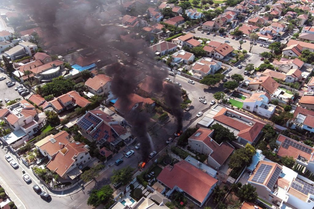 Hamas a lansat un atac major cu 100 de rachete asupra orașului Ashkelon din Israel. Poliția a precizat că a fost lovită o clădire de apartamente