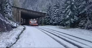 VIDEO. Prima zăpadă pe Transfăgărășan și pe Transalpina. Stratul măsura 3 centimetri pe tronsonul dintre Bâlea Lac și Bâlea Cascadă