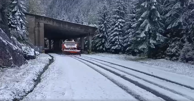 VIDEO. Prima zăpadă pe Transfăgărășan și pe Transalpina. Stratul măsura 3 centimetri pe tronsonul dintre Bâlea Lac și Bâlea Cascadă