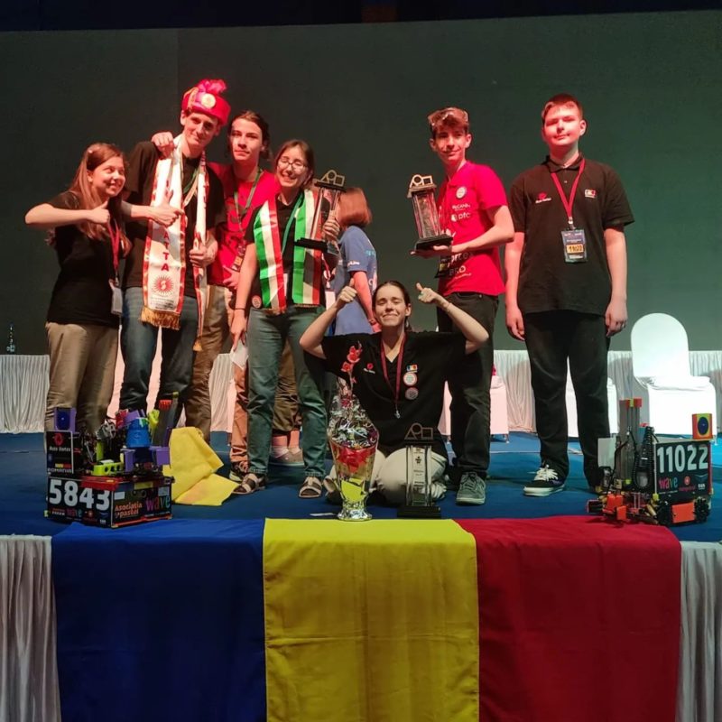 Elevii români sunt campioni la robotică. Echipa de robotică a României cucerește locul I la campionatele internaționale din Coreea de Sud și India
