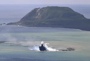 FOTO. O erupție vulcanică în largul Japoniei a creat cea mai o nouă insulă din lume. Experții spun că nu va rezista mult timp